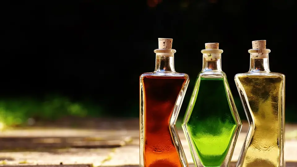 Plusieurs flacons de parfum alignés