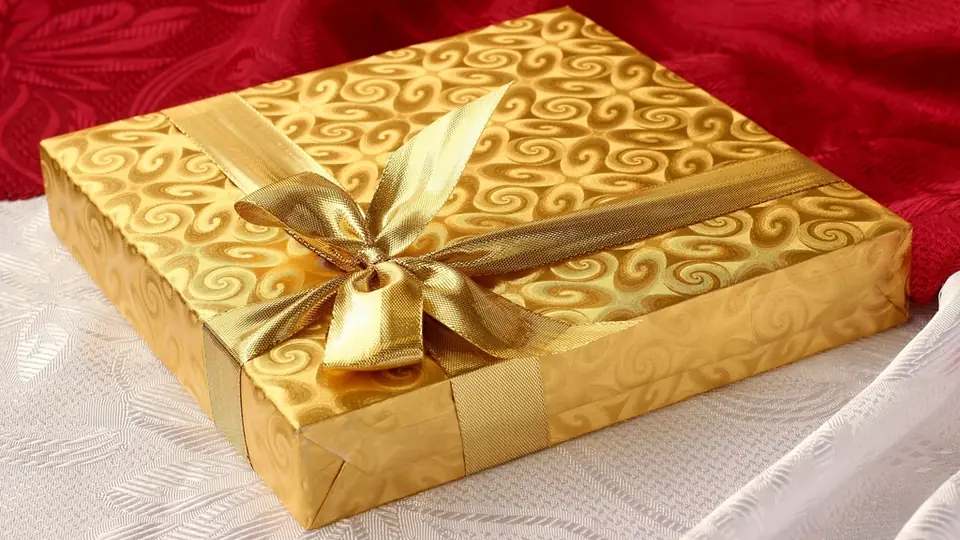 Cadeaux de Noël emballés de doré