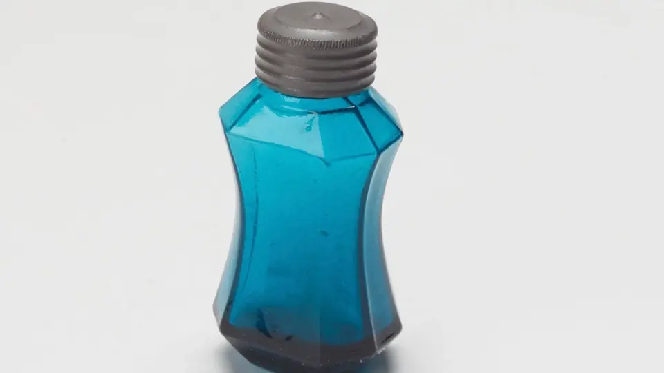 Un flacon de parfum posé à la lumière