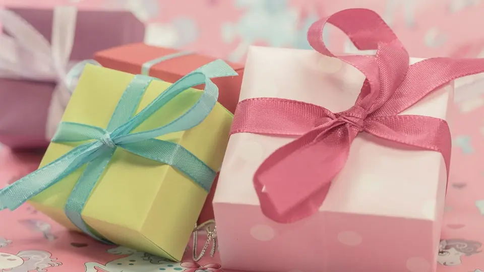 Pile de cadeaux emballés de couleurs vives