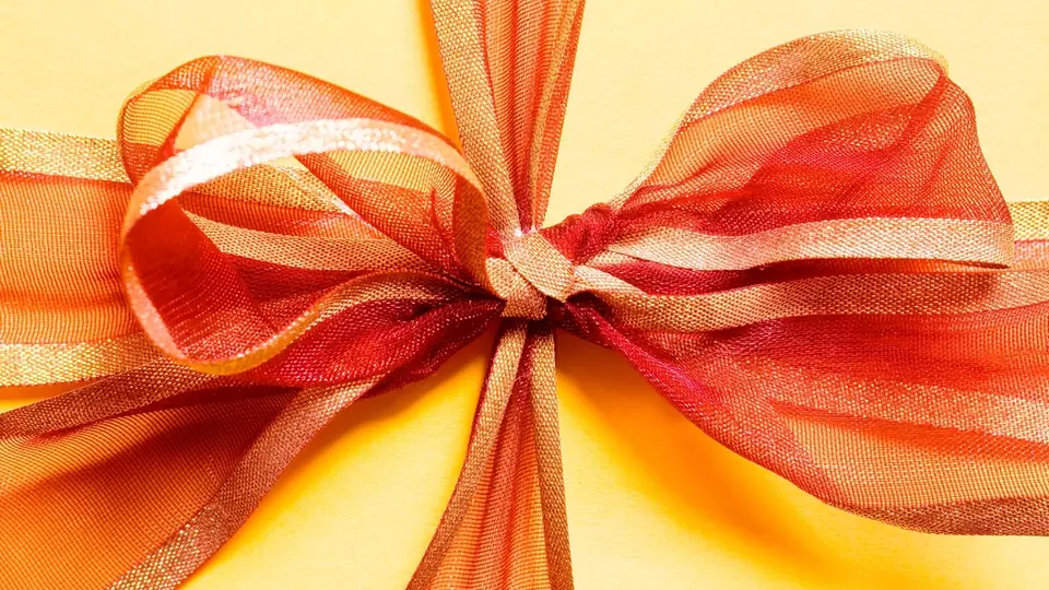 Boîte cadeau au ruban orange